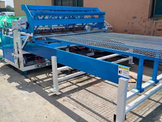 Tel çapı 2.5-5mm Delik boyutu 50*50mm Çelik Tel örgü kaynak makinesi